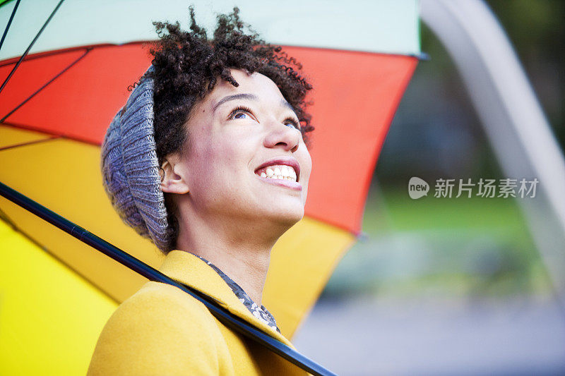 带着伞的漂亮女人