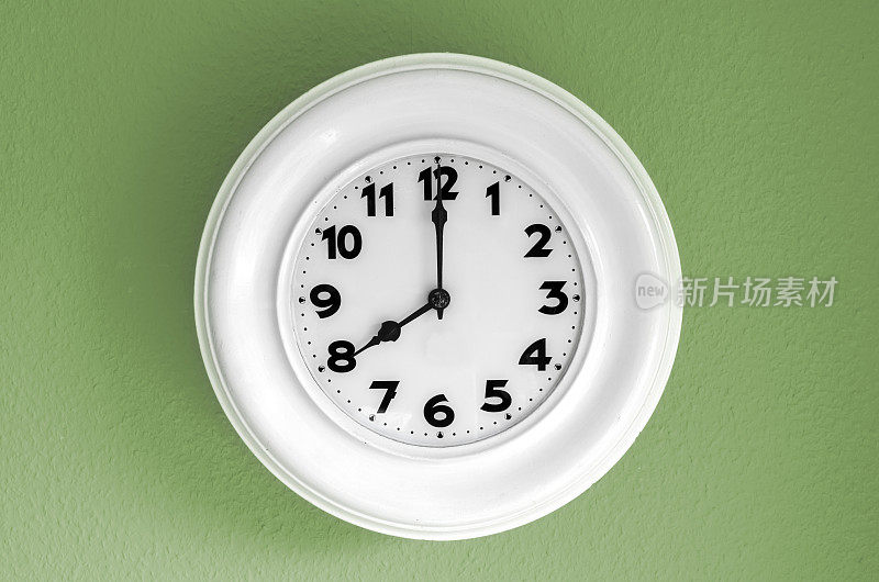 绿色墙上的时钟