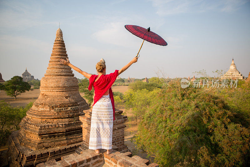 女人俯瞰蒲甘神庙——为自由举起的手臂