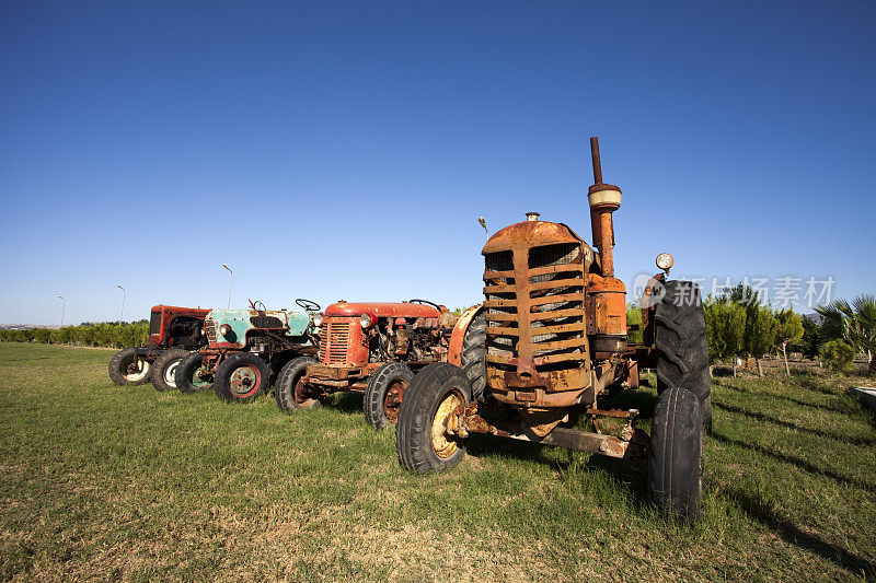 一组旧农用拖拉机