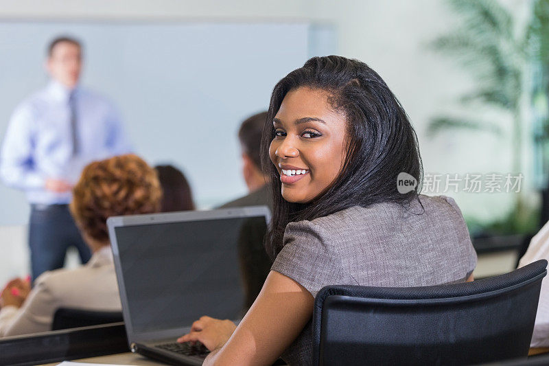 职业非洲裔美国妇女在商务培训期间使用笔记本电脑