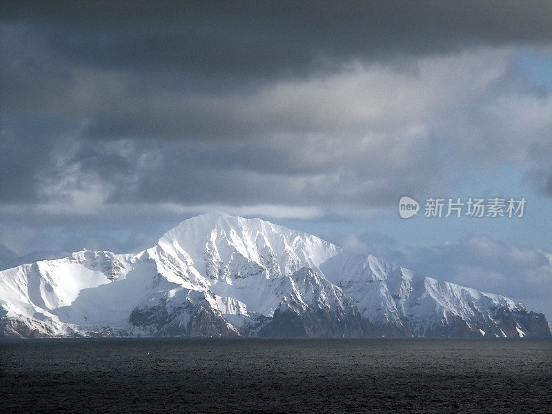 阿留申群岛和雪山