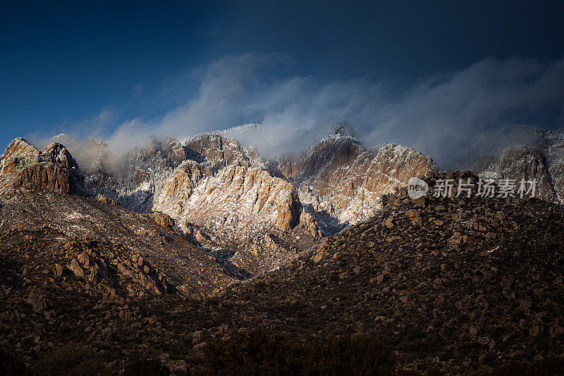 冬天崎岖的山脉