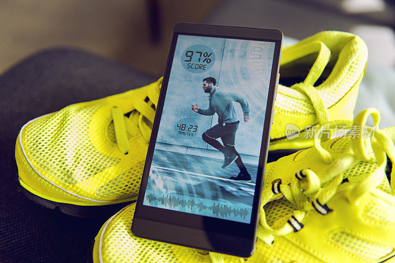 跑鞋上有健身应用程序的智能手机