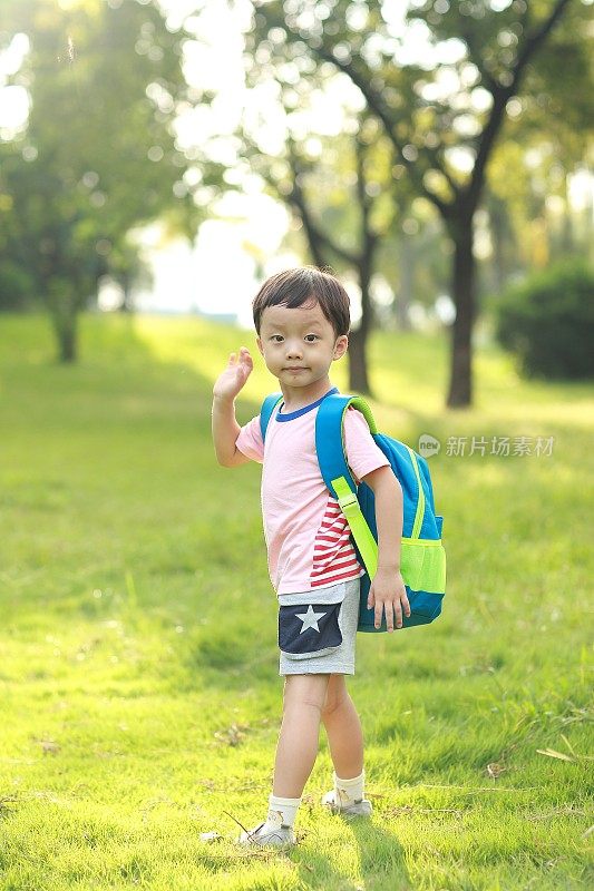 小男孩去上学