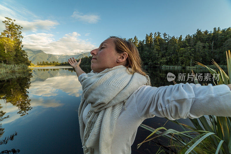 女人在马西森湖伸开双臂