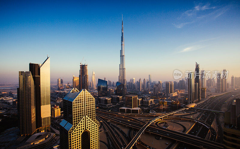 迪拜的天空线与交通枢纽和哈利法塔