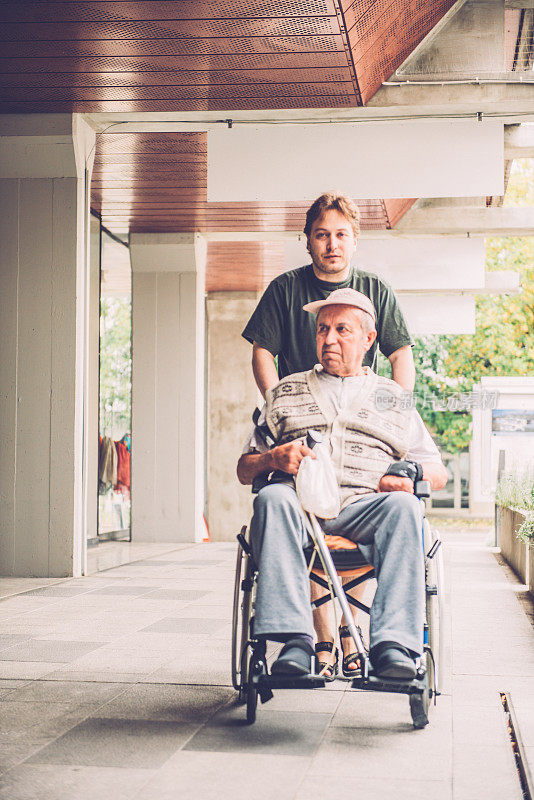 在轮椅上的老人和孙子户外，斯洛文尼亚，欧洲