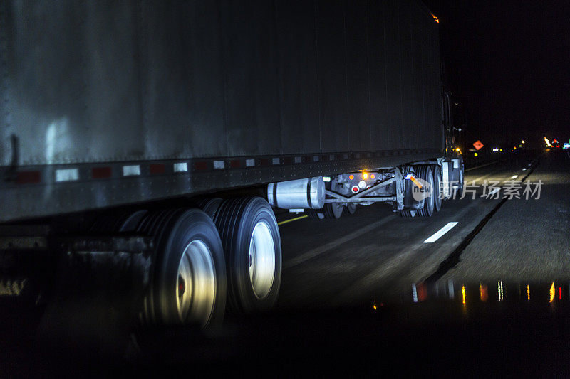 午夜高速公路驶过超速半挂车