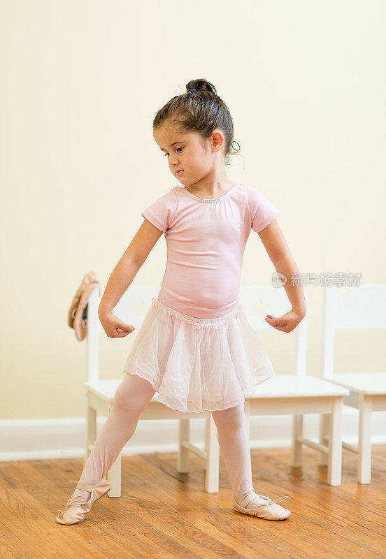 小女孩在跳芭蕾。