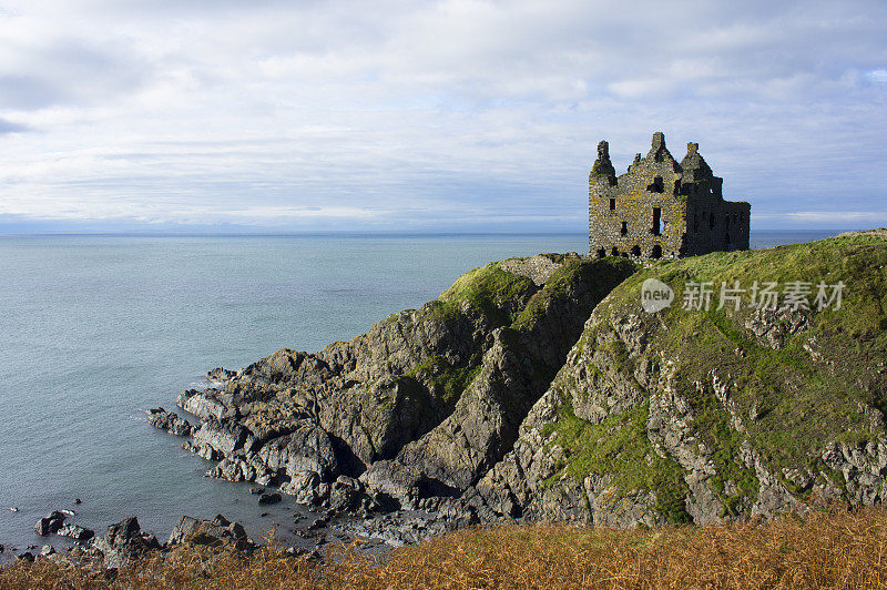 在悬崖上望向大海的废弃城堡。