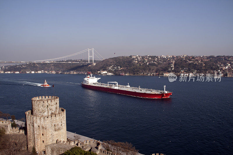 伊斯坦布尔海峡的船