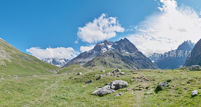 阿尔卑斯山脉的全景