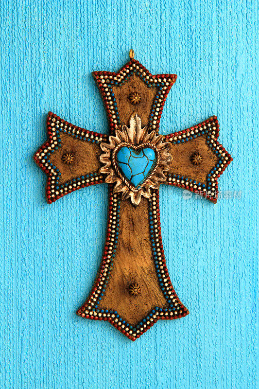 宗教:棕色十字架，绿松石心，镶珠边