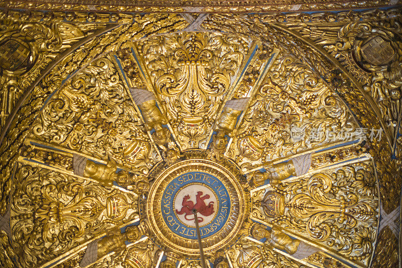 圣约翰大教堂的金色枝形吊灯