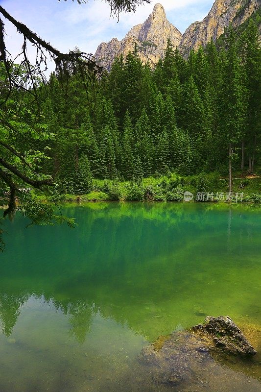 田园诗般的布雷斯高山蓝色湖泊全景，白云石，意大利泰洛阿尔卑斯山