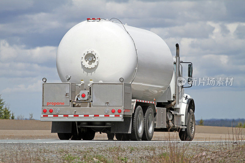 丙烷运输卡车在高速公路上行驶，后视图