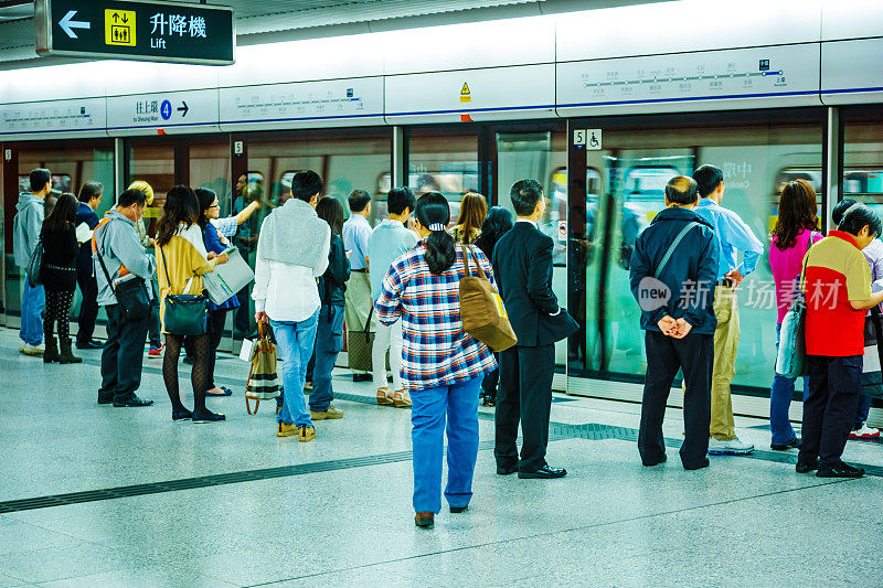 在香港等待地铁的人们