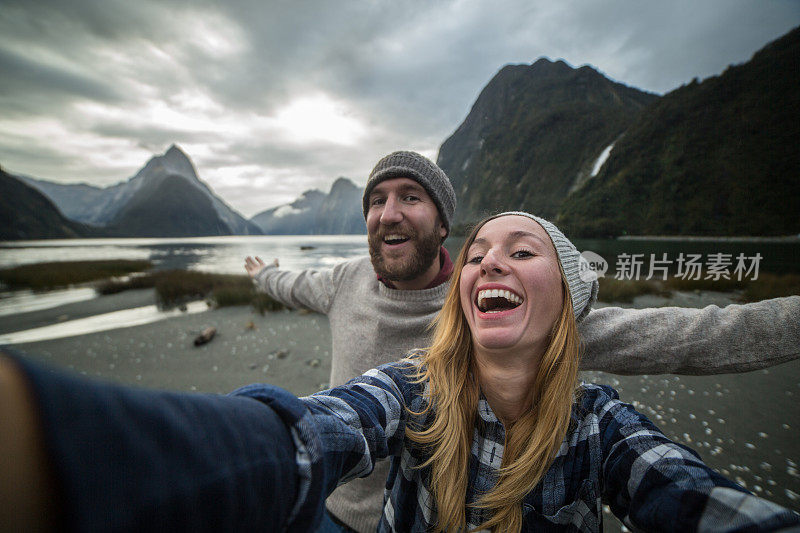 新西兰米尔福德海湾的一对年轻夫妇