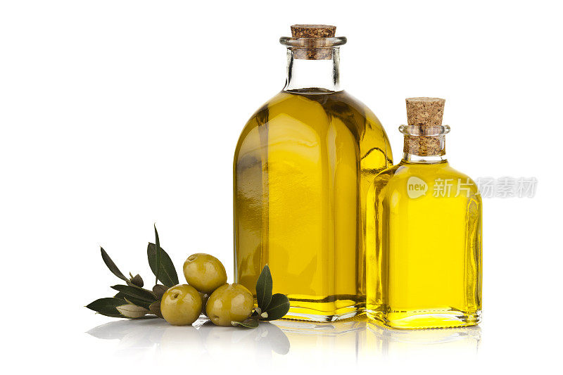 两个橄榄油瓶和绿色橄榄孤立在白色背景