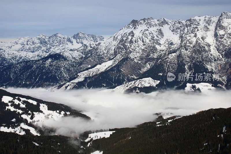 冬季奥地利萨尔巴赫上空的云层