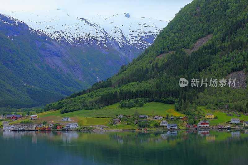 纳罗伊峡湾诗情画意的峡湾渔村，戏剧性的黄昏，挪威，斯堪的纳维亚