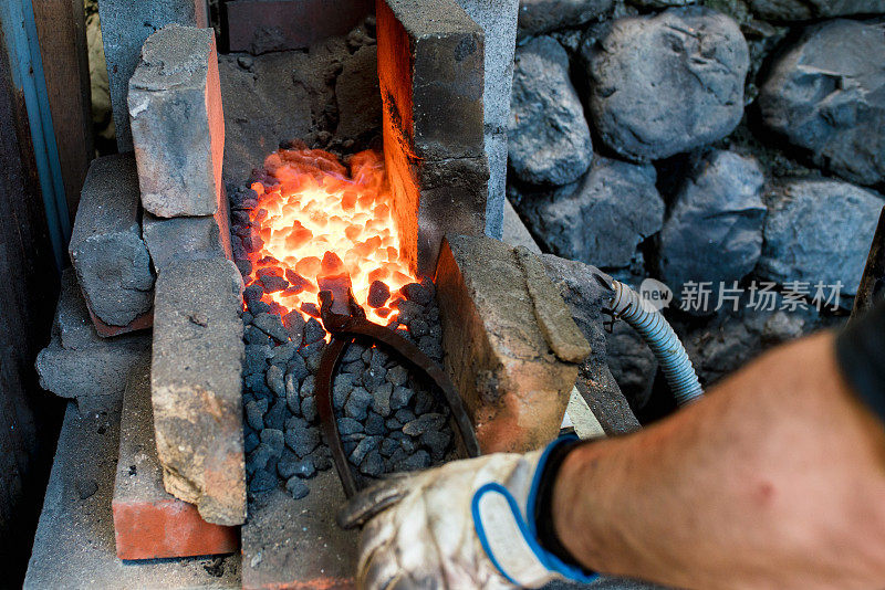 铁匠在熔炉里加热金属