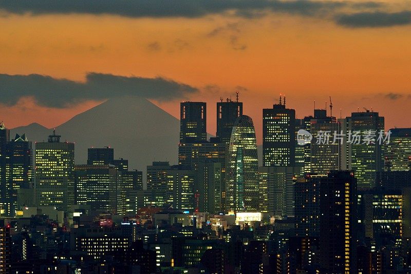 富士山和东京的天际线:白天和晚上