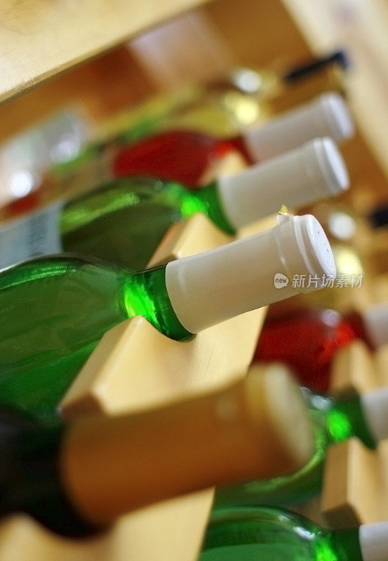 彩色瓶子在一个自然完成酒架