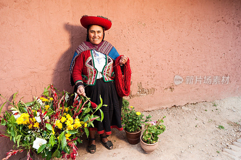 在圣谷，钦切罗纺羊毛的秘鲁女人