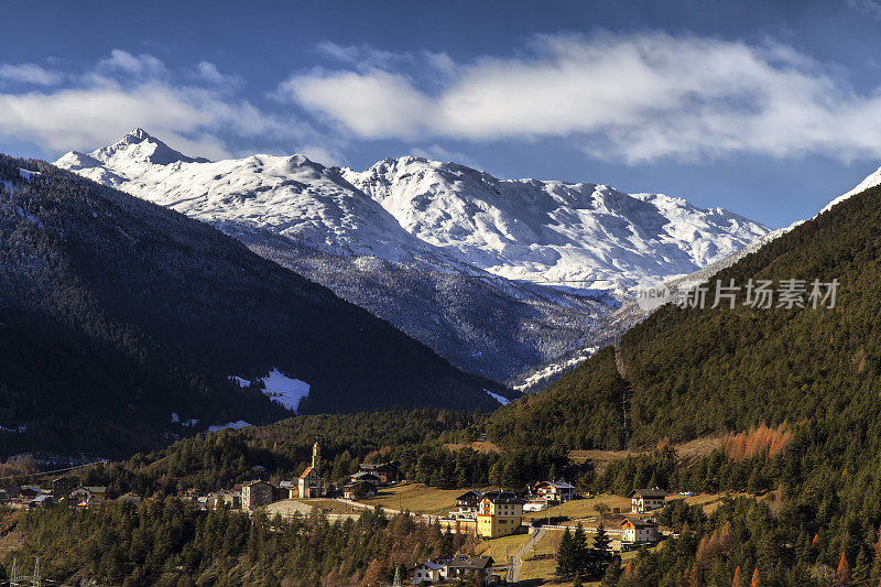 Bormio(意大利)-第一场雪的季节全景