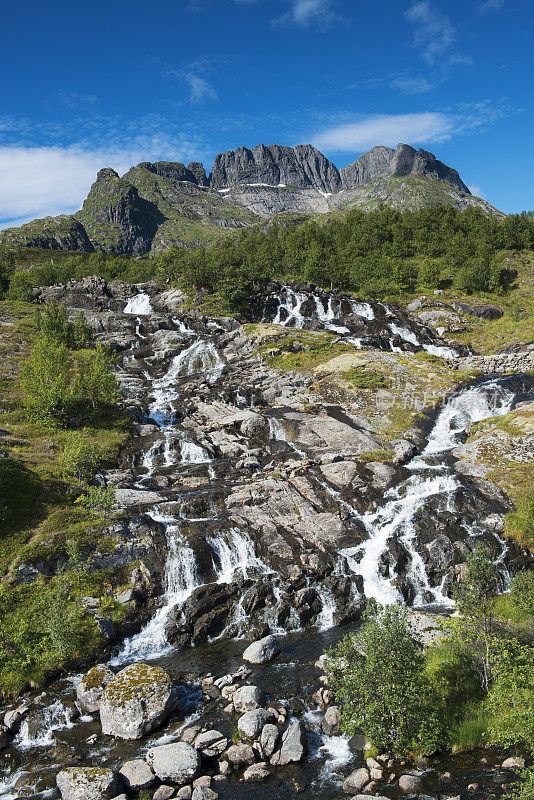 挪威Moskenesøya的洛夫特群岛的溪流和山峰