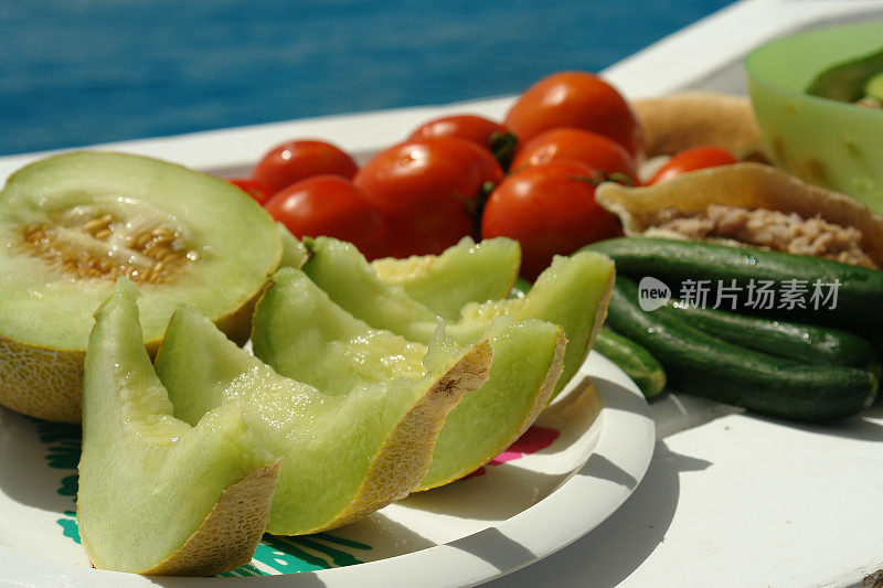 船野餐:新鲜水果，沙拉和蔬菜