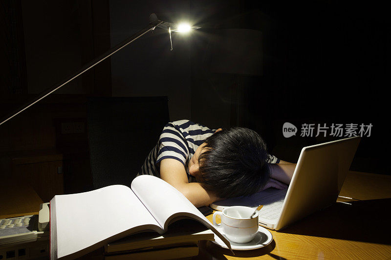 亚洲男人晚上睡在笔记本电脑前