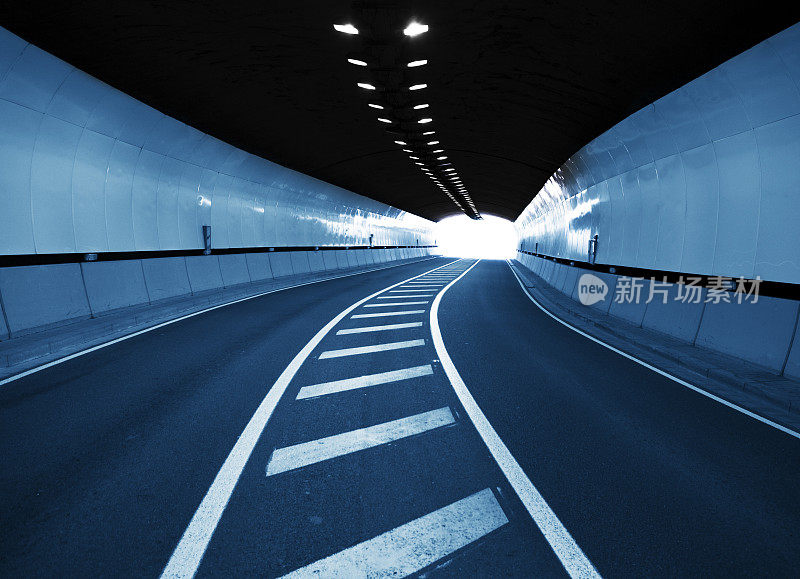 汽车行驶的黑暗隧道