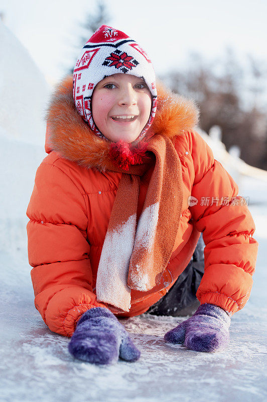小女孩在雪橇上