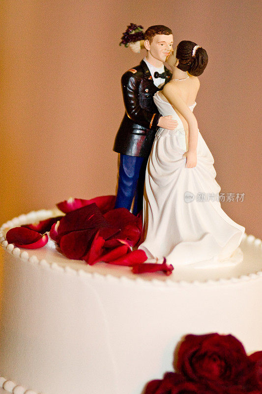 婚礼蛋糕装饰新娘和新郎玫瑰花瓣白色亲吻