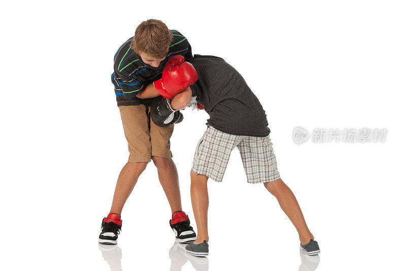 两个男孩拳击