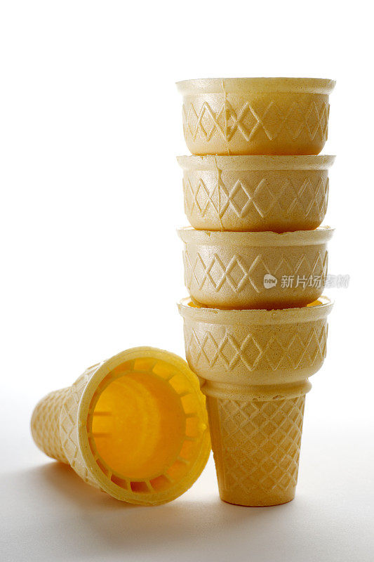 一堆空的甜筒冰淇淋
