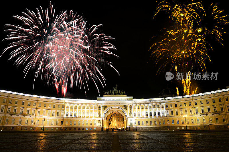 圣彼得堡宫殿广场上的烟花