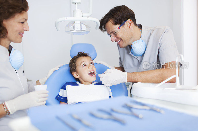 牙科诊所的年轻病人。
