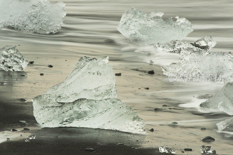 Jokulsarlon海滩搁浅的冰块