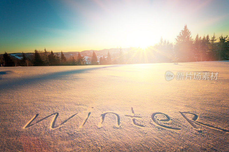 “winter”这个词写在雪地上