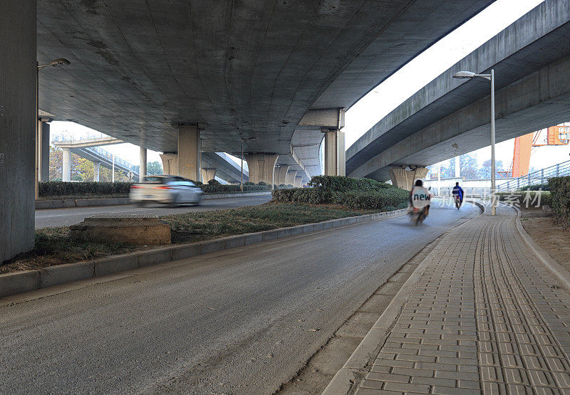 现代城市道路交叉口与交通