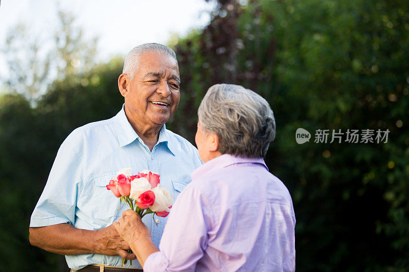 拉丁丈夫送花给妻子