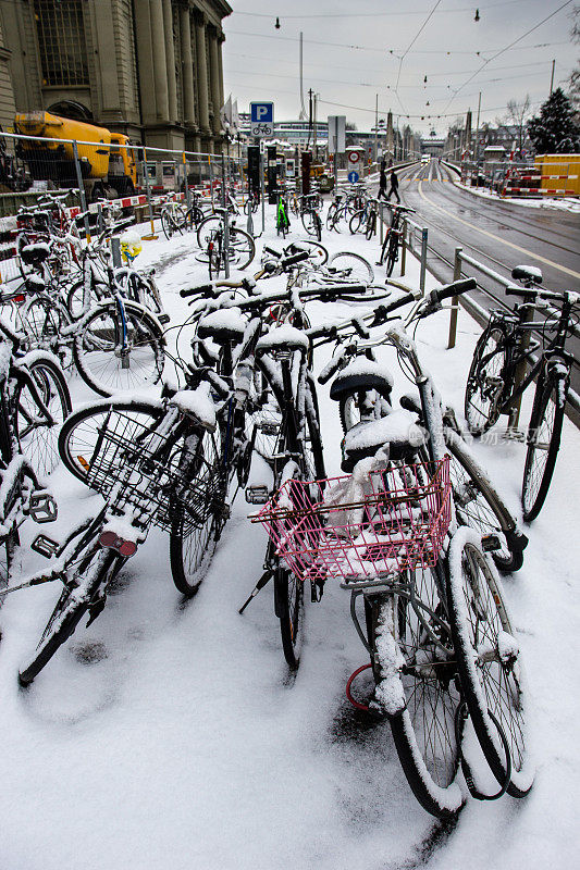 在雪地里停放自行车