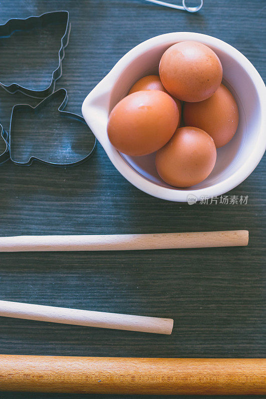 不同的木制厨房工具在桌子上留有拷贝空间