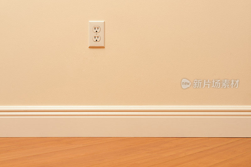 家里的电源插座，墙壁和木地板