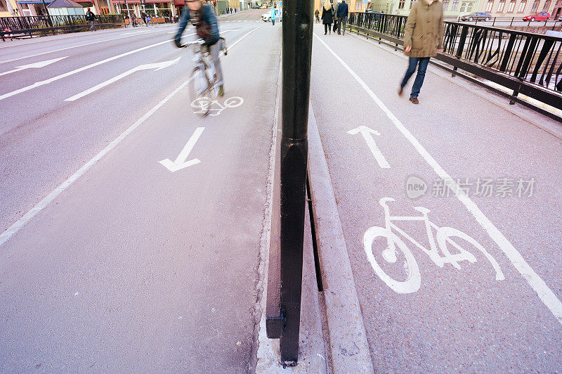 自行车道和运动模糊的自行车，交通背景