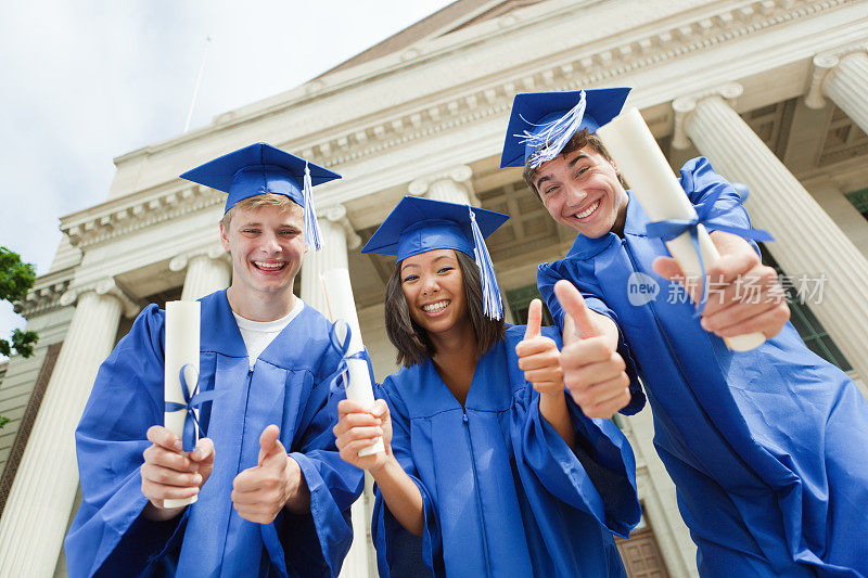 高中学生拿着毕业证书庆祝毕业